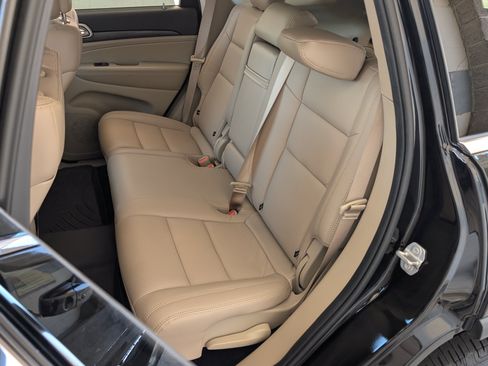 Used 2022 Jeep Grand Cherokee Laredo E AWD/4WD image 17