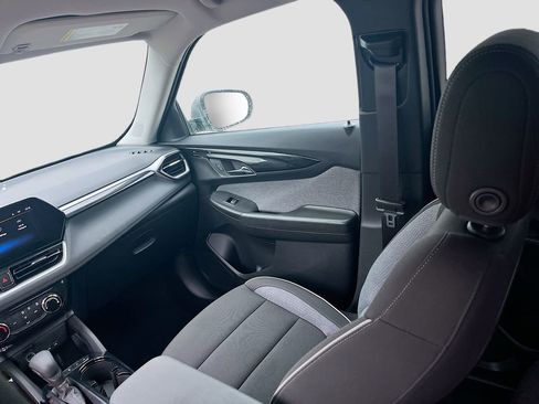 Used 2025 Chevrolet TrailBlazer LT FWD image 22