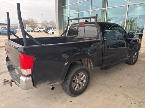 Used 2016 Toyota Tacoma TRD Sport image 10