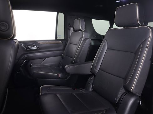 Used 2023 Chevrolet Suburban Premier image 34