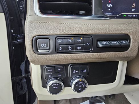 Used 2022 GMC Yukon Denali image 37