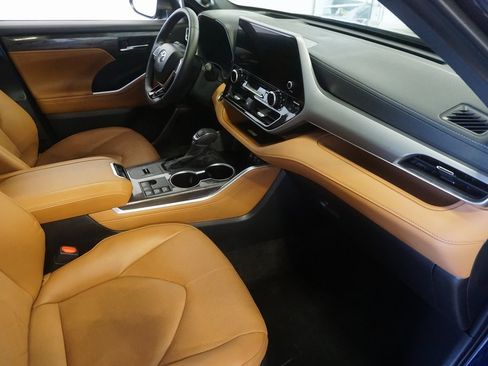 Used 2024 Toyota Highlander Platinum image 29