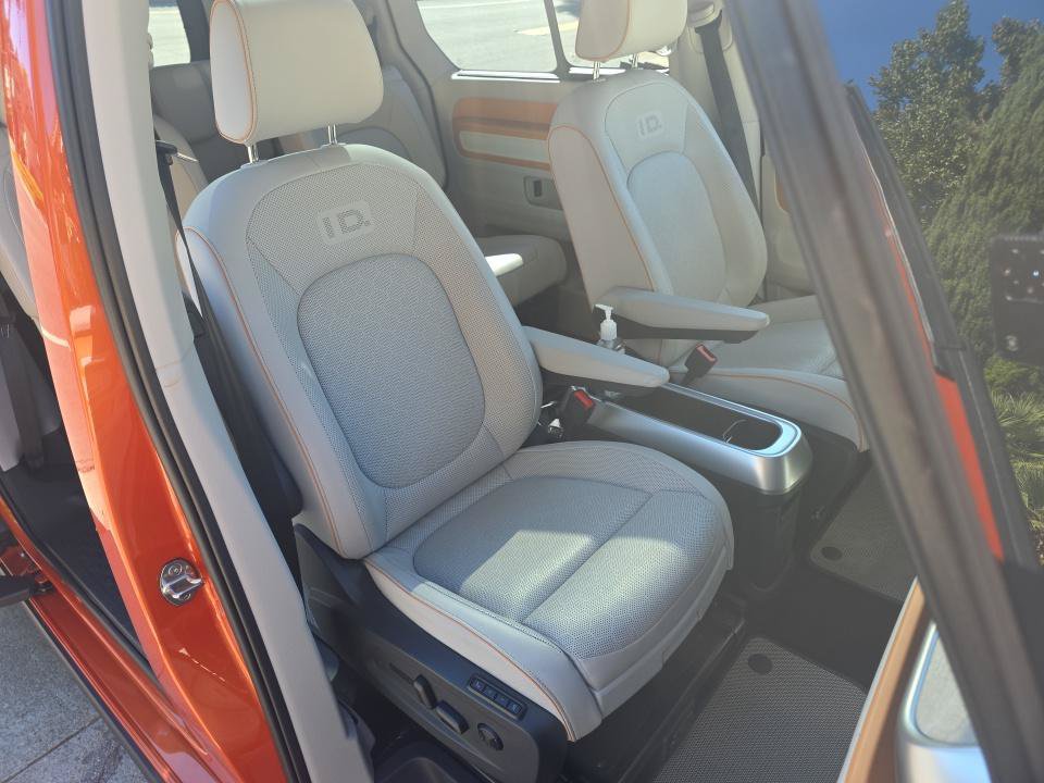 Used 2025 Volkswagen ID. Buzz 1st Edition AWD/4WD image 9