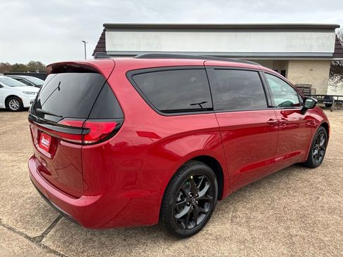 New 2026 Chrysler Pacifica Select w/ S Appearance Package image 5