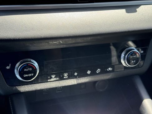Used 2024 Mitsubishi Outlander SE Black Edition FWD image 18