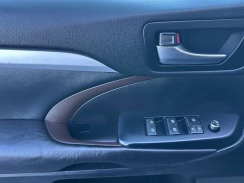 Used 2019 Toyota Highlander XLE image 12