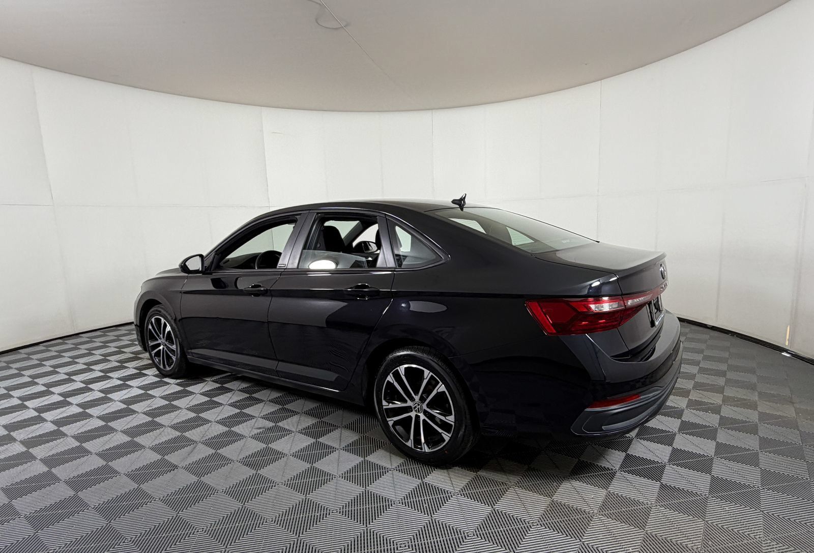 Used 2025 Volkswagen Jetta Sport FWD image 3