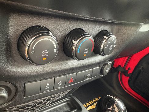 Used 2013 Jeep Wrangler Unlimited Sahara w/ Connectivity Group AWD/4WD image 15