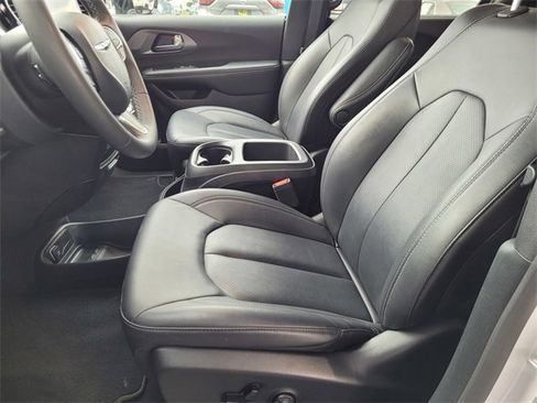 Certified 2025 Chrysler Pacifica Select image 15