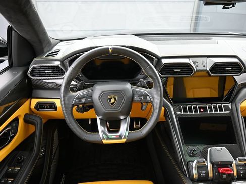 Used 2022 Lamborghini Urus AWD/4WD image 17