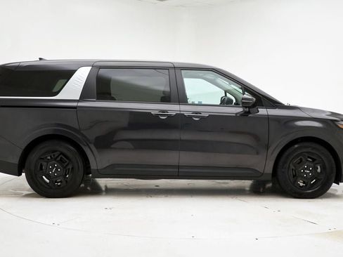 Used 2025 Kia Carnival image 3