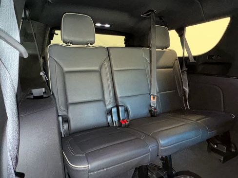 Used 2023 Chevrolet Suburban Premier image 33