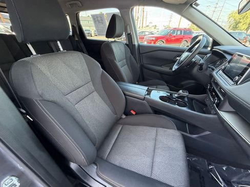 Used 2025 Nissan Rogue SV FWD image 38