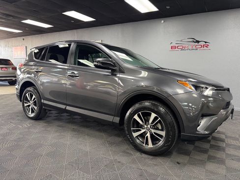 Used 2018 Toyota RAV4 XLE image 2
