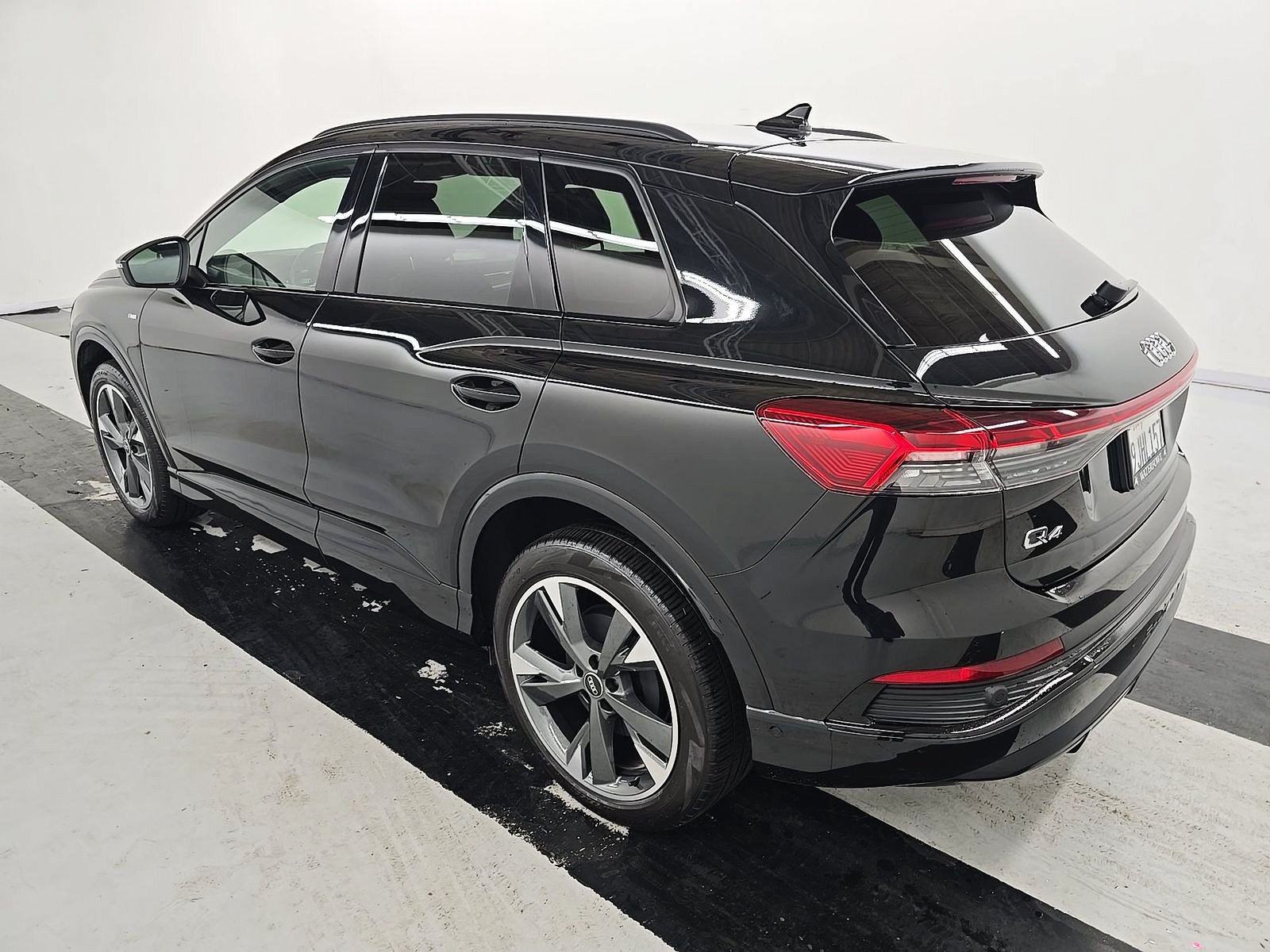 Used 2023 Audi Q4 e-tron Premium Plus w/ Premium Plus AWD/4WD image 4