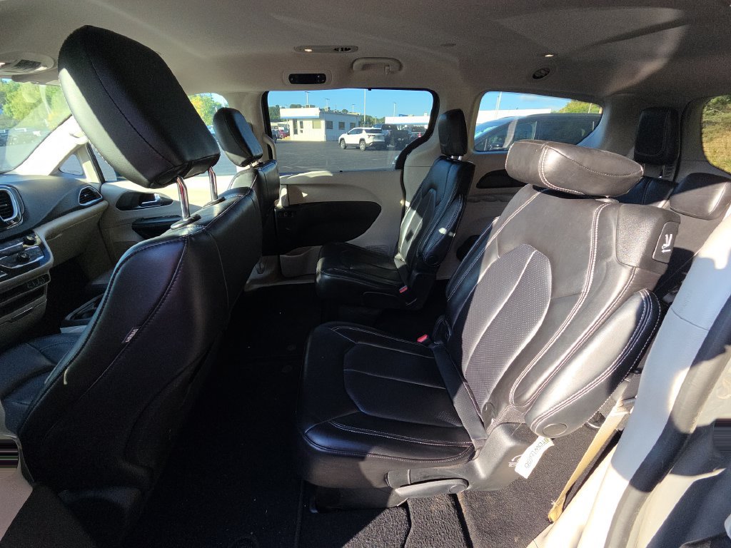 Used 2023 Chrysler Pacifica Touring-L FWD image 12