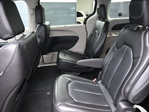 Used 2023 Chrysler Pacifica Touring-L FWD image 23
