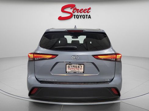 Used 2022 Toyota Highlander XLE image 3