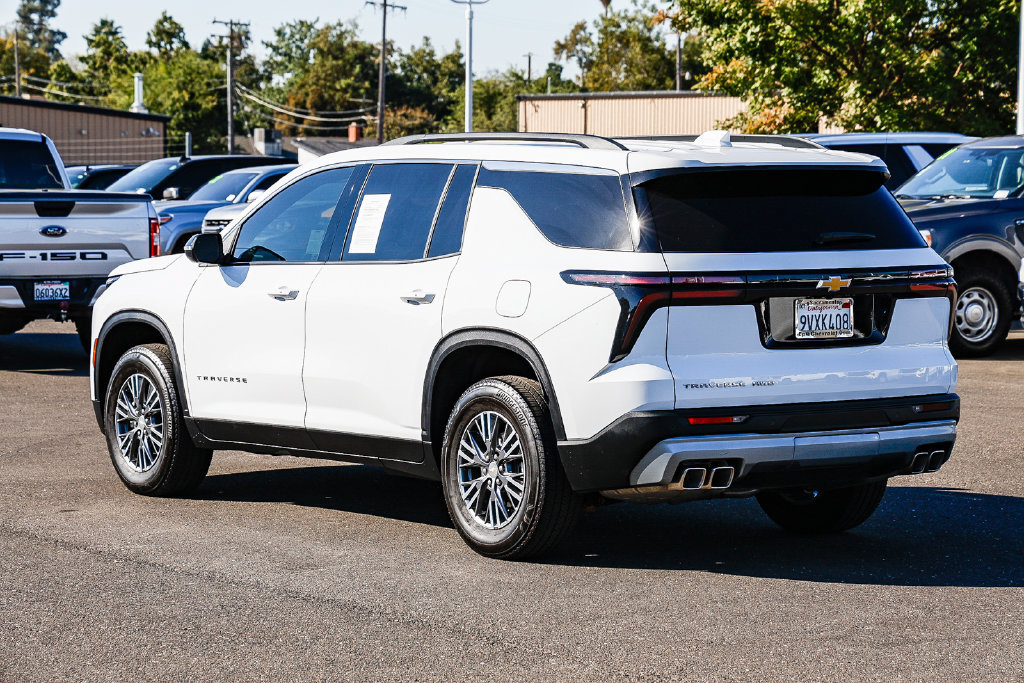 Used 2026 Chevrolet Traverse LT AWD/4WD image 2