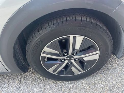 Used 2022 Kia Niro LXS FWD image 7