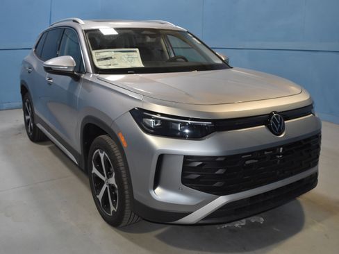New 2026 Volkswagen Tiguan SE image 1
