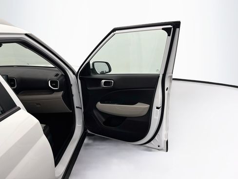 Used 2025 Hyundai Venue SEL FWD image 32