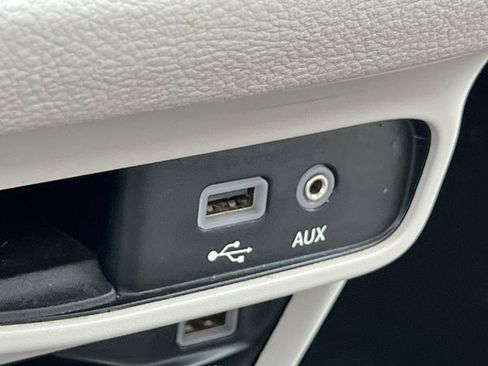 Used 2017 Chrysler Pacifica Limited FWD image 30