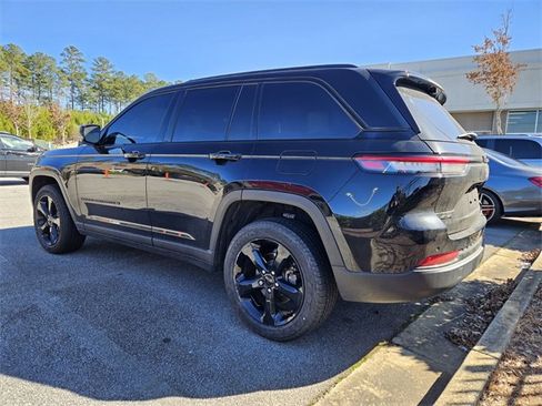 Used 2023 Jeep Grand Cherokee Limited w/ Luxury Tech Group II image 4