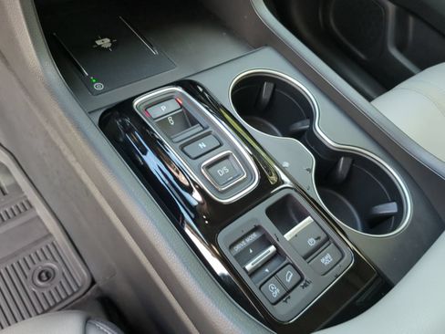 Used 2024 Honda Pilot Touring image 16