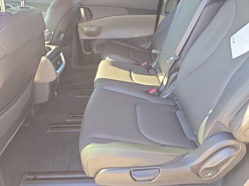 New 2026 Kia Carnival EX FWD image 17
