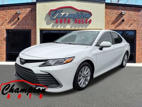 Used 2021 Toyota Camry LE FWD image 9