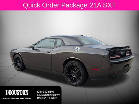 Used 2015 Dodge Challenger SXT image 6