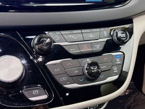 Used 2024 Chrysler Pacifica Touring-L FWD image 15