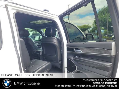 Used 2022 Jeep Wagoneer Series III w/ Premium Group I AWD/4WD image 14