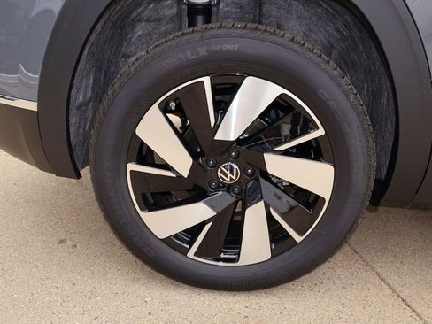 New 2026 Volkswagen Tiguan SE R-Line AWD/4WD image 9