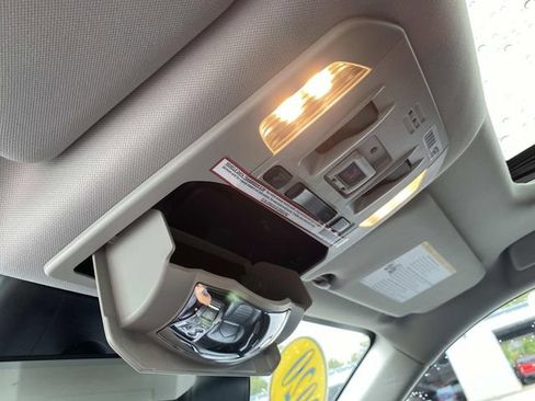 Used 2020 Toyota Highlander XLE image 32