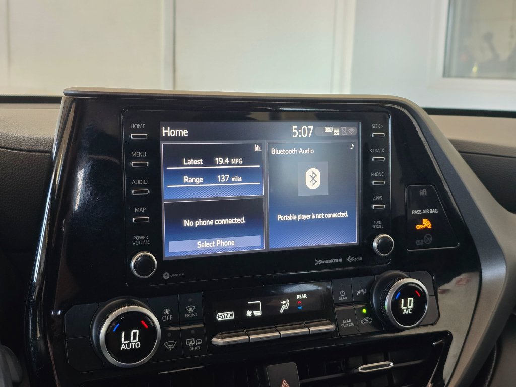 Used 2022 Toyota Highlander LE AWD/4WD image 13
