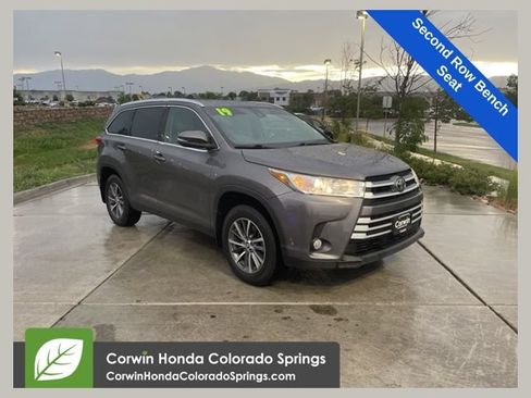 Used 2019 Toyota Highlander XLE w/ Carpet Mat Package (TMS) AWD/4WD image 1