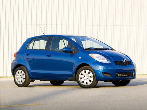 Used 2010 Toyota Yaris 4-Door Hatchback w/ Convenience Pkg FWD image 1