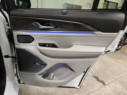 Used 2023 Jeep Grand Cherokee Overland w/ Luxury Tech Group IV image 37