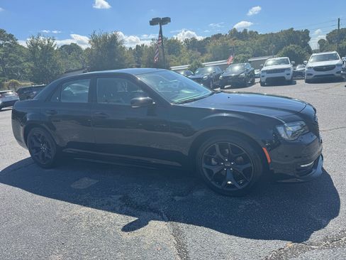 Used 2022 Chrysler 300 Touring L w/ Comfort Group image 6