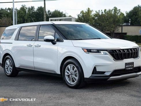 Used 2024 Kia Carnival LX image 3