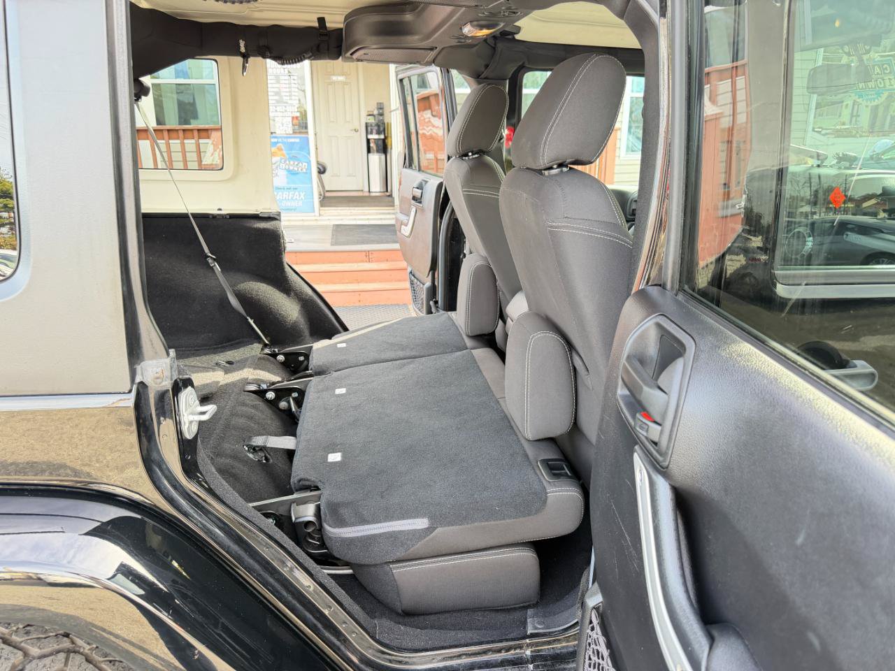 Used 2016 Jeep Wrangler Unlimited Sahara w/ Connectivity Group AWD/4WD image 34