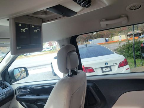 Used 2015 Dodge Grand Caravan SXT w/ UConnect Hands-Free Group image 19