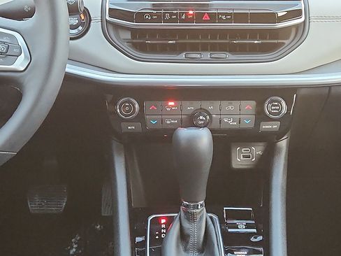 Used 2025 Jeep Compass Limited image 18