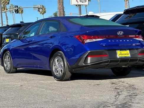 Certified 2025 Hyundai Elantra SE image 6