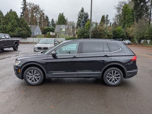 Used 2020 Volkswagen Tiguan SE w/ Panoramic Sunroof Package image 2
