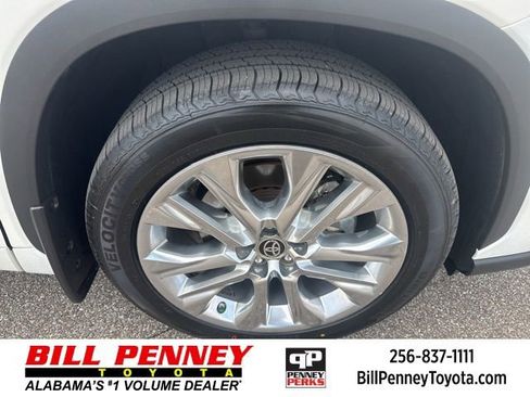 Used 2021 Toyota Highlander Limited image 14