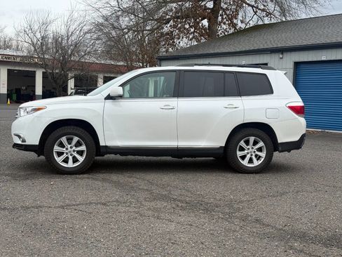 Used 2012 Toyota Highlander SE w/ Tow Pkg image 6