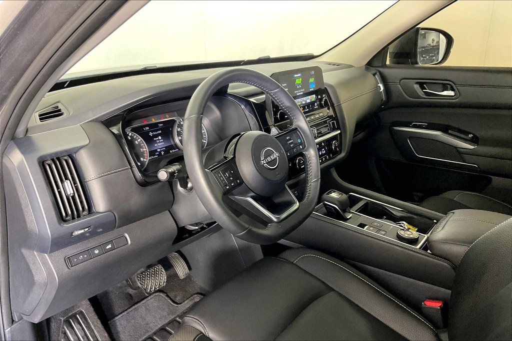 Used 2025 Nissan Pathfinder SL AWD/4WD image 15
